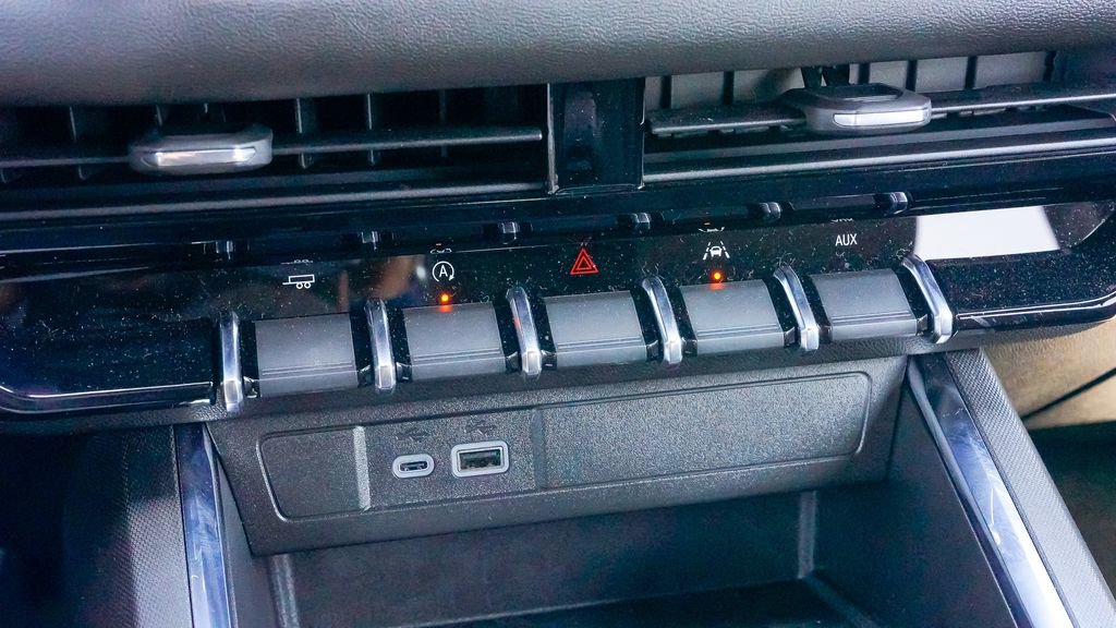 Used 2025 GMC Canyon Elevation image 29