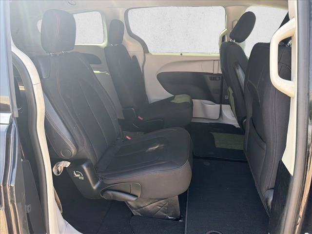 Used 2018 Chrysler Pacifica Touring Plus w/ Tire & Wheel Group FWD image 21