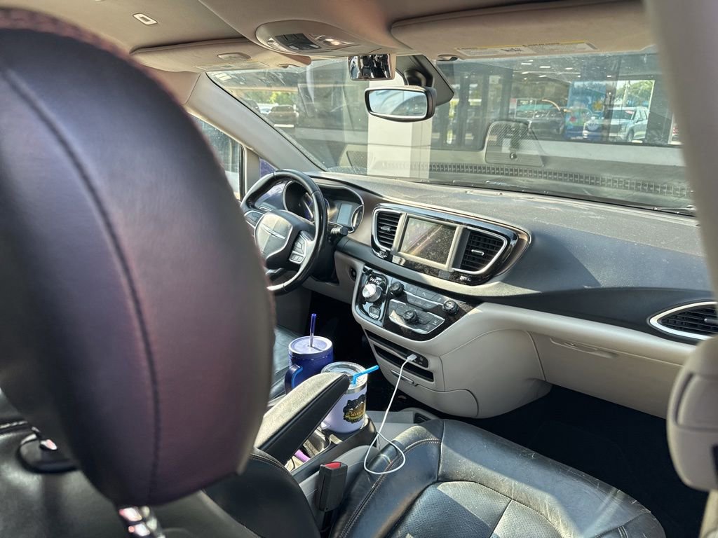 Used 2018 Chrysler Pacifica Touring-L FWD image 11