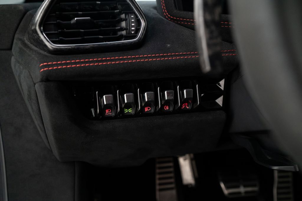 Used 2018 Lamborghini Huracan Performante AWD/4WD image 14