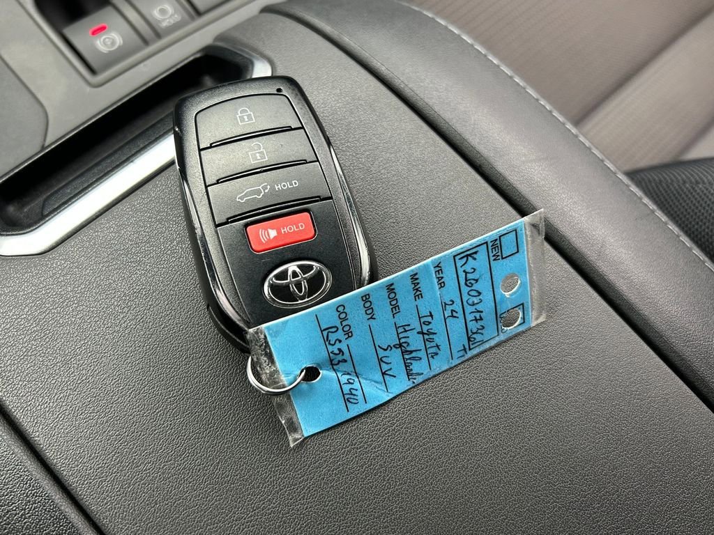 Used 2024 Toyota Highlander LE image 40