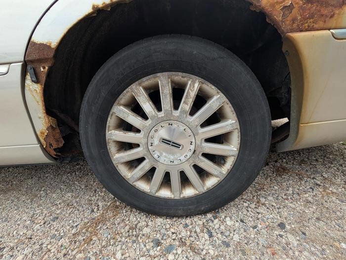 Used 2003 Lincoln Town Car Signature RWD image 14