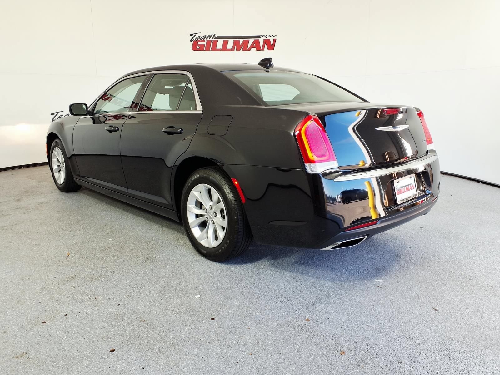 Used 2023 Chrysler 300 Touring RWD image 4