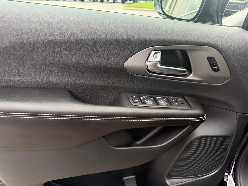 New 2027 Chrysler Pacifica Limited w/ S Appearance Package FWD image 5