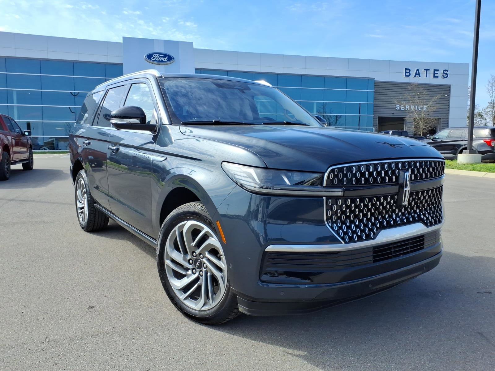 Used 2025 Lincoln Navigator Reserve image 1
