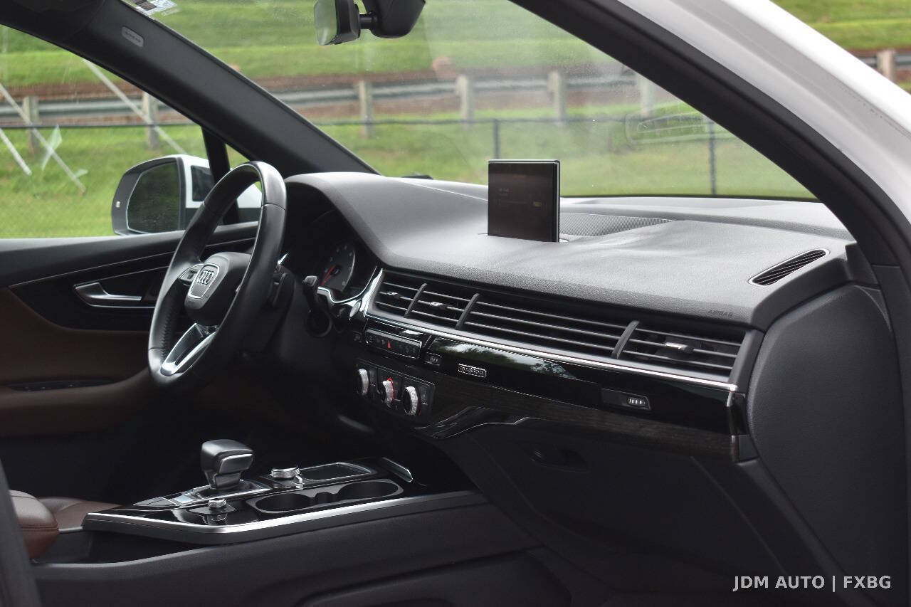 Used 2019 Audi Q7 3.0T Premium w/ Convenience Package AWD/4WD image 17