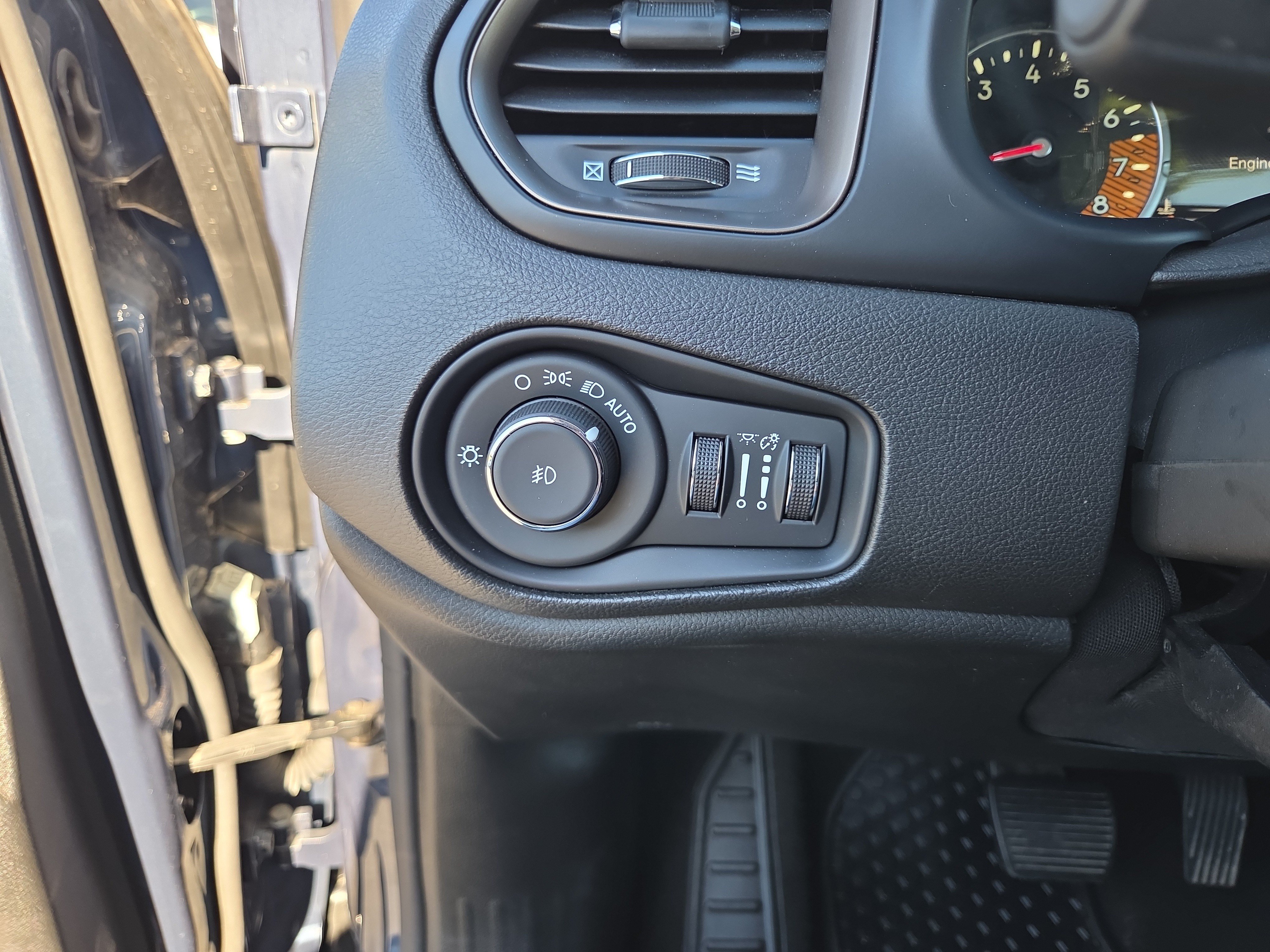 Certified 2023 Jeep Renegade Latitude AWD/4WD image 31