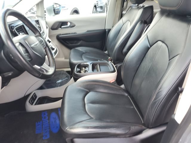 Used 2020 Chrysler Pacifica Touring-L w/ Tire & Wheel Group FWD image 23