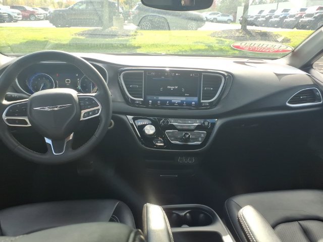 Certified 2025 Chrysler Pacifica Select FWD image 11