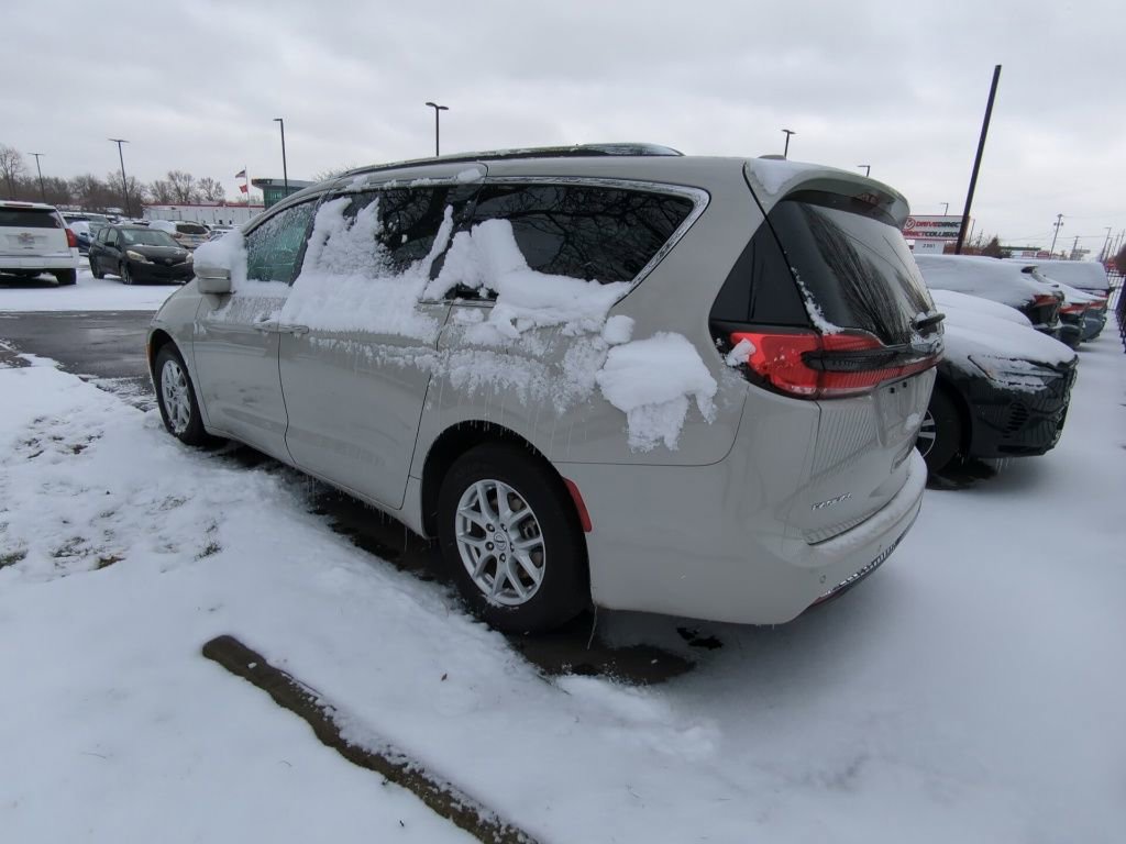 Used 2021 Chrysler Pacifica Touring-L image 4