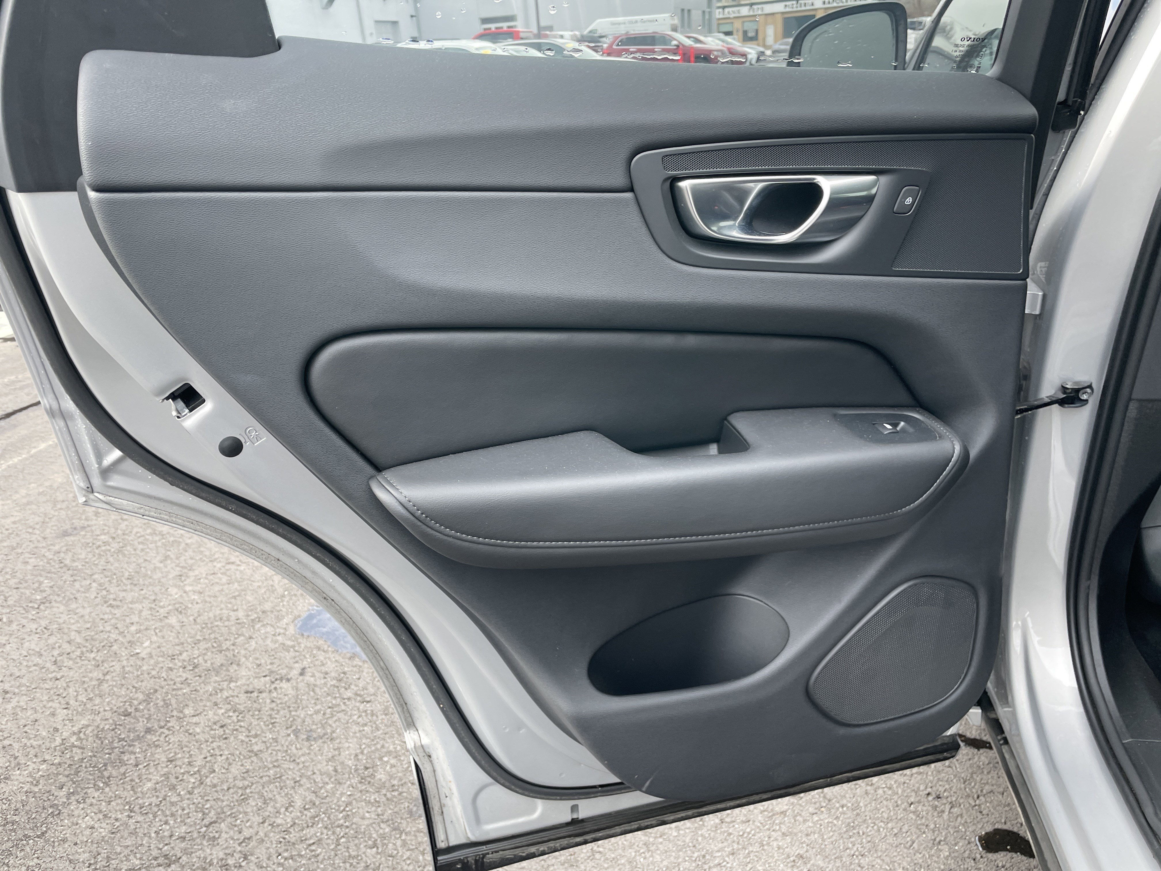 Used 2025 Volvo XC60 B5 Plus image 29