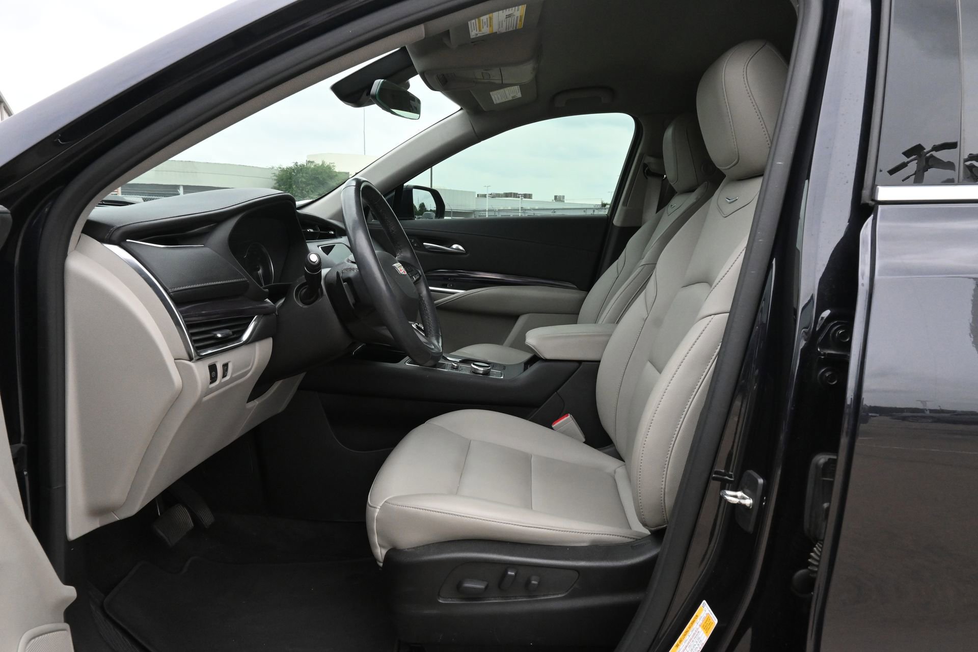 Used 2023 Cadillac XT4 Luxury w/ Cold Weather Package FWD image 18