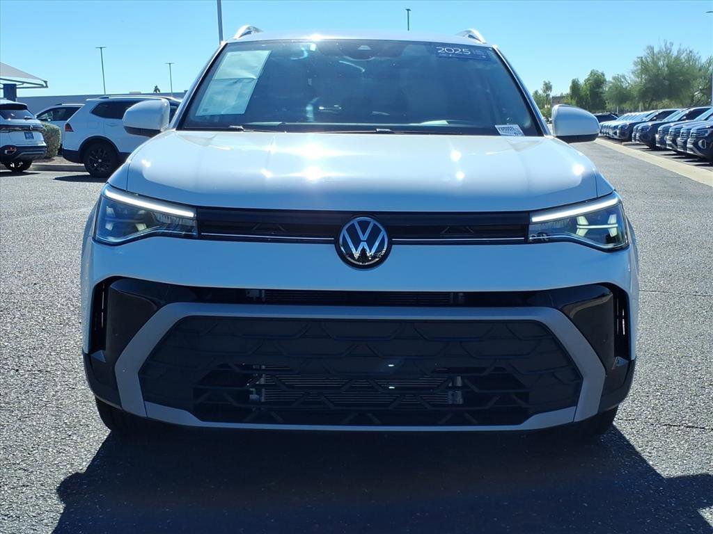 Certified 2025 Volkswagen Taos SE image 2