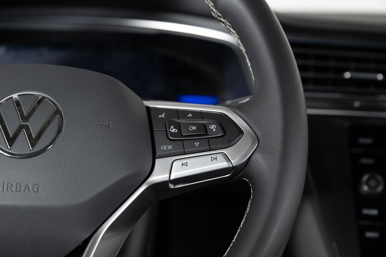 Used 2023 Volkswagen Tiguan SE image 32