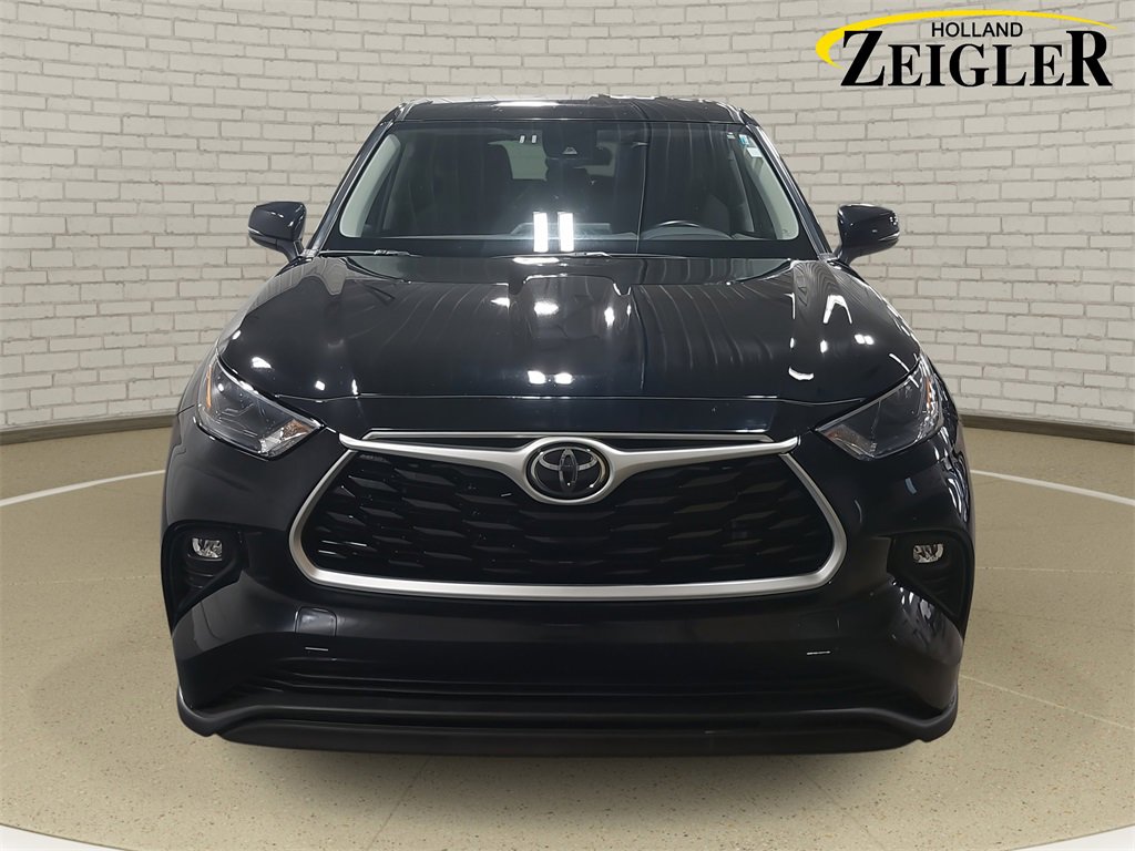 Used 2023 Toyota Highlander LE image 2