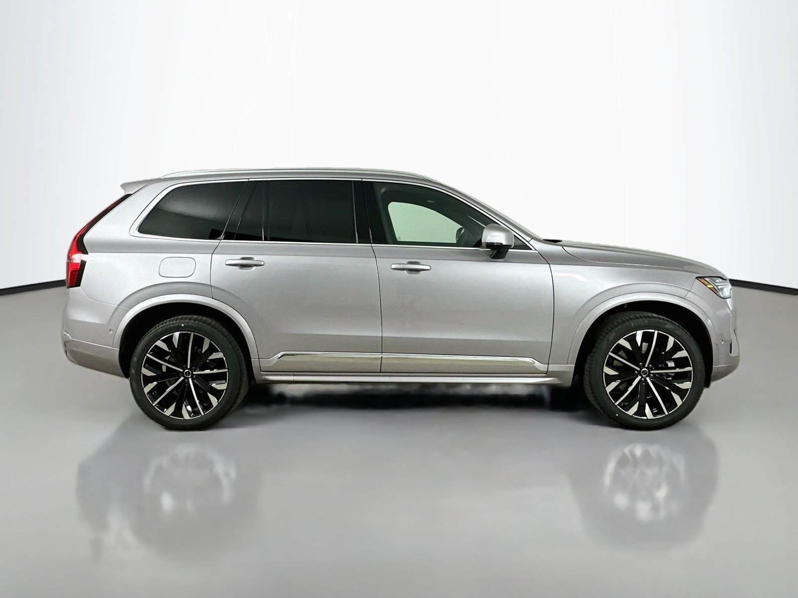 New 2026 Volvo XC90 T8 Plus w/ Protection Package Premier AWD/4WD image 4