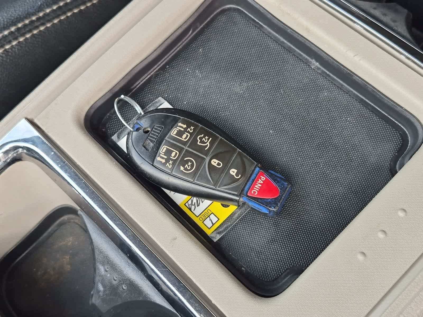 Used 2014 Chrysler Town & Country Touring-L w/ Driver Convenience Group FWD image 34