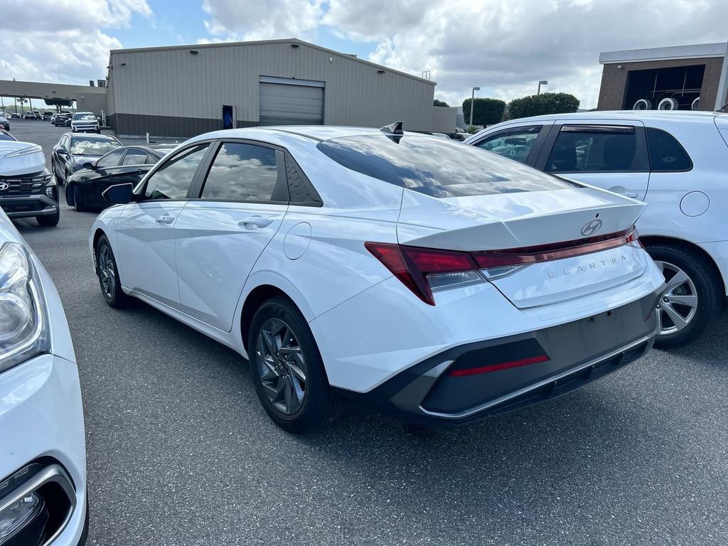 Certified 2024 Hyundai Elantra SEL FWD image 3