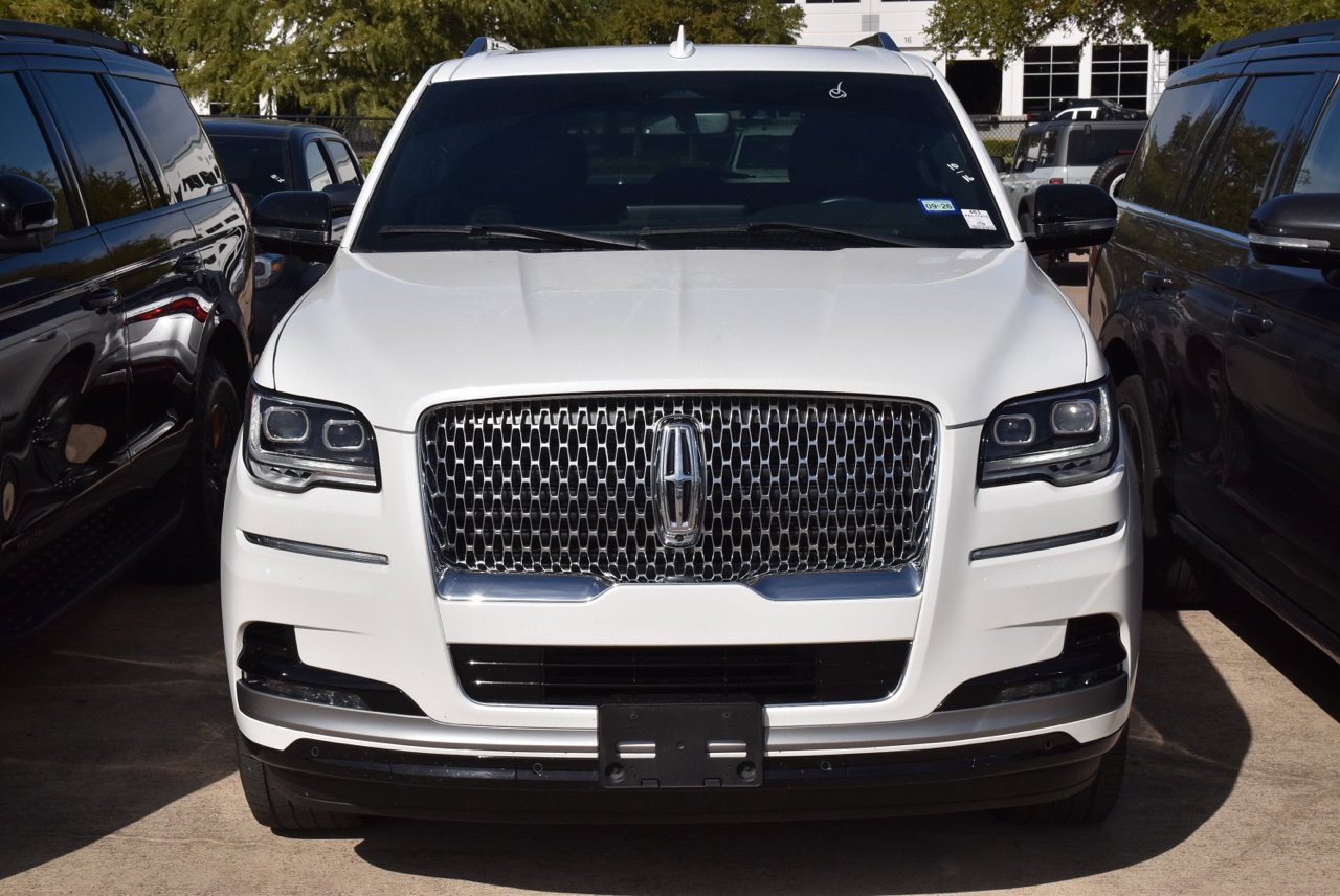 Used 2023 Lincoln Navigator 2WD image 3