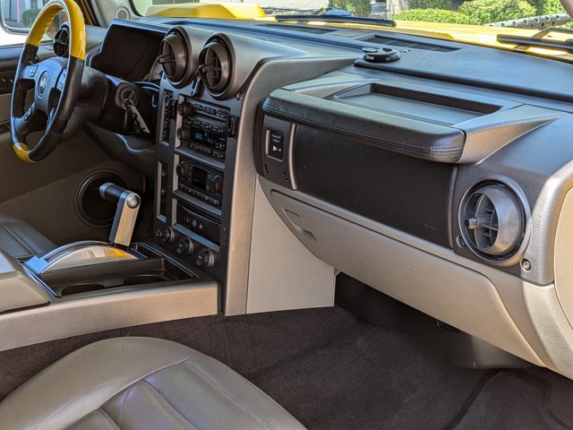 Used 2004 HUMMER H2 w/ Preferred Equipment Group image 20
