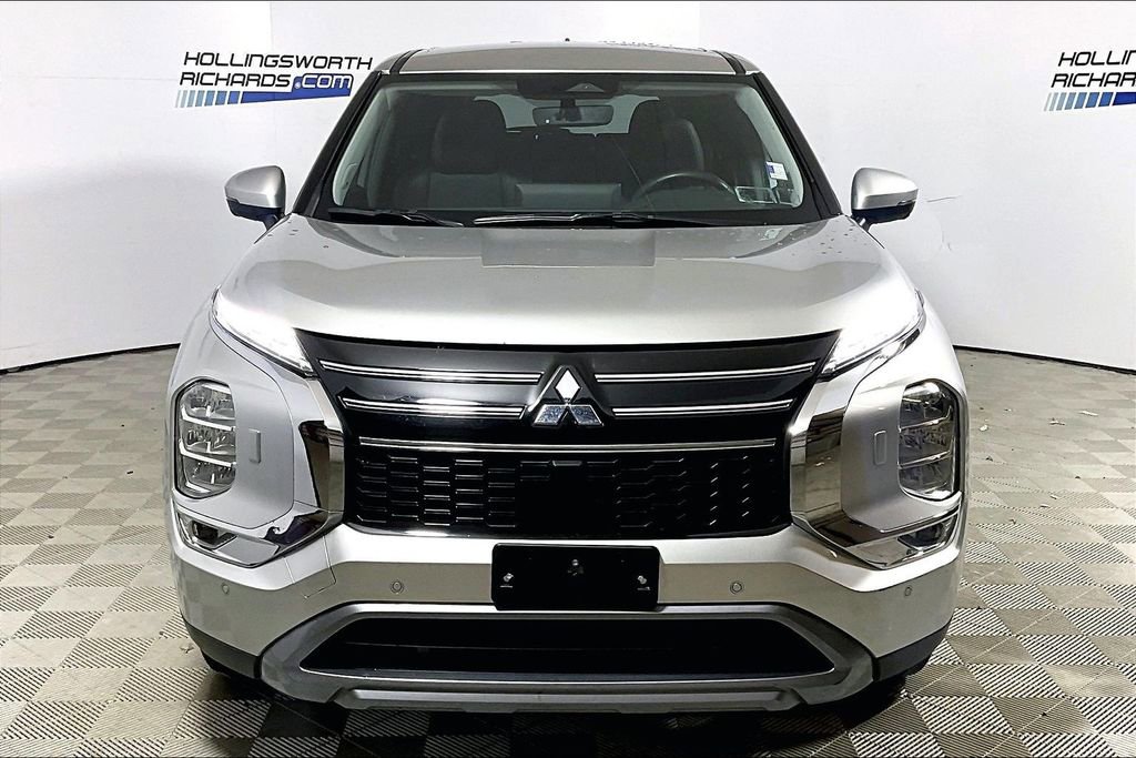 Used 2025 Mitsubishi Outlander SE image 2