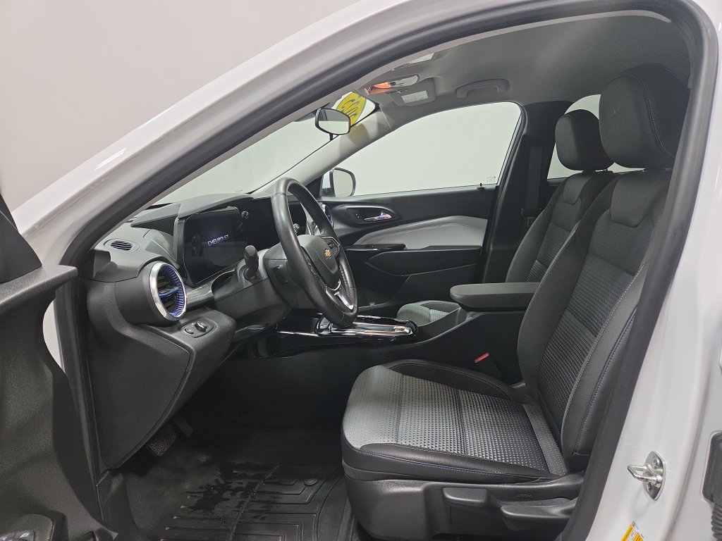 Used 2025 Chevrolet Trax LT w/ LT Convenience Package FWD image 2