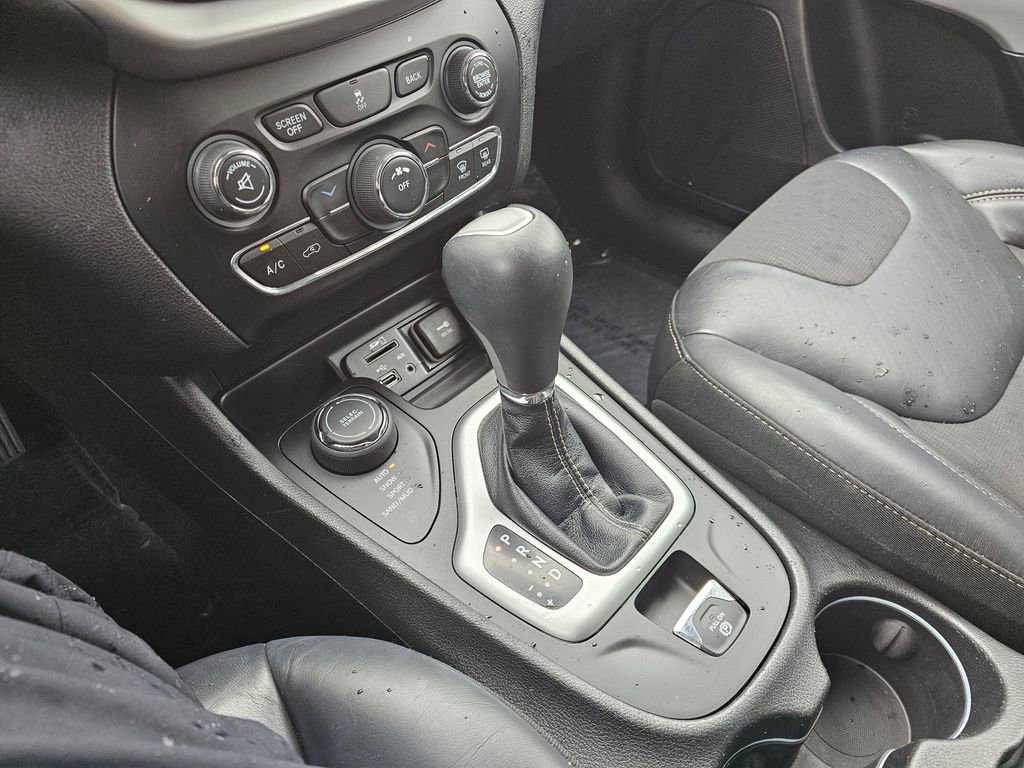 Used 2018 Jeep Cherokee Latitude Plus w/ Cold Weather Group image 31