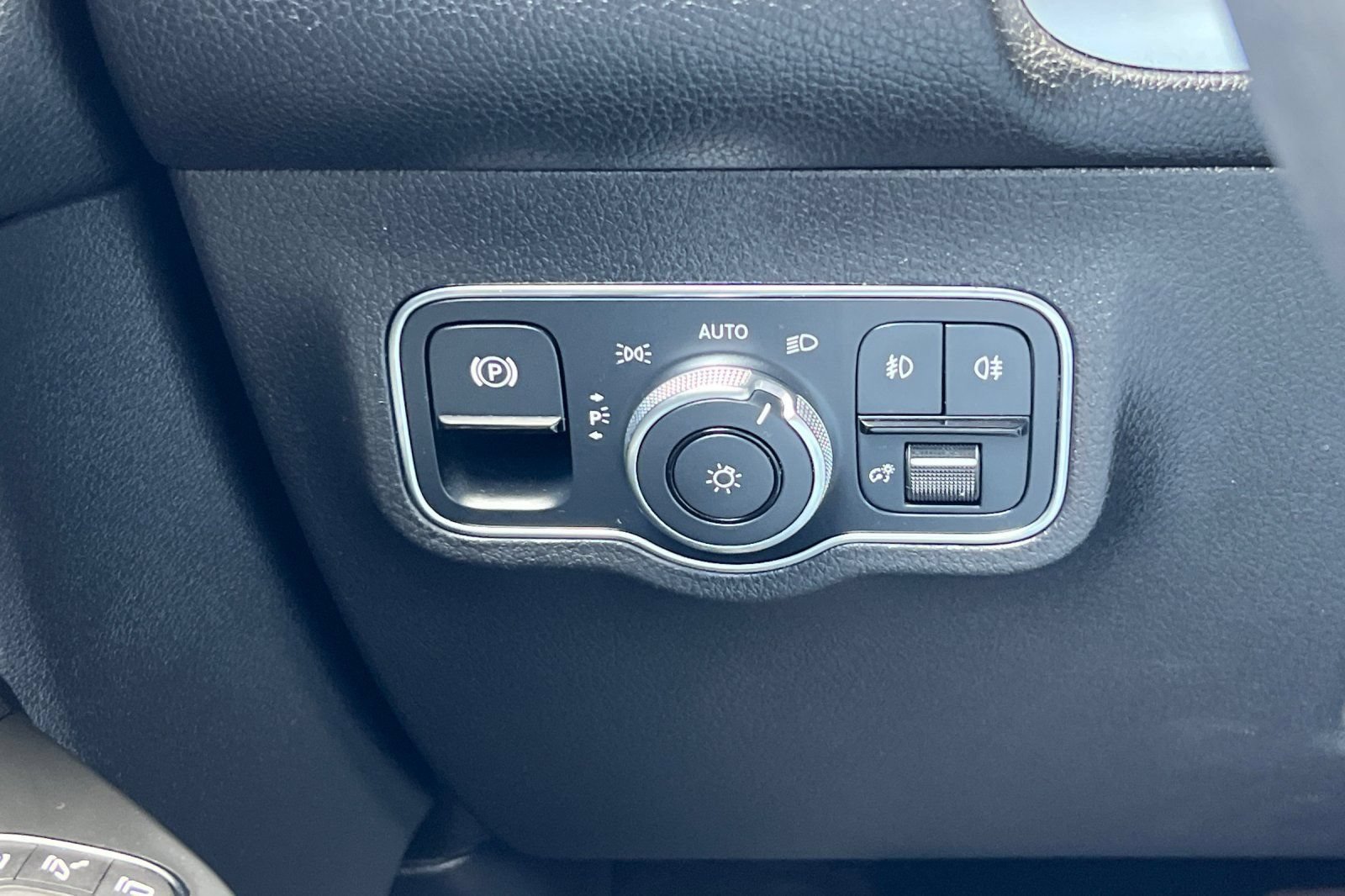 Used 2022 Mercedes-Benz GLB 250 image 32