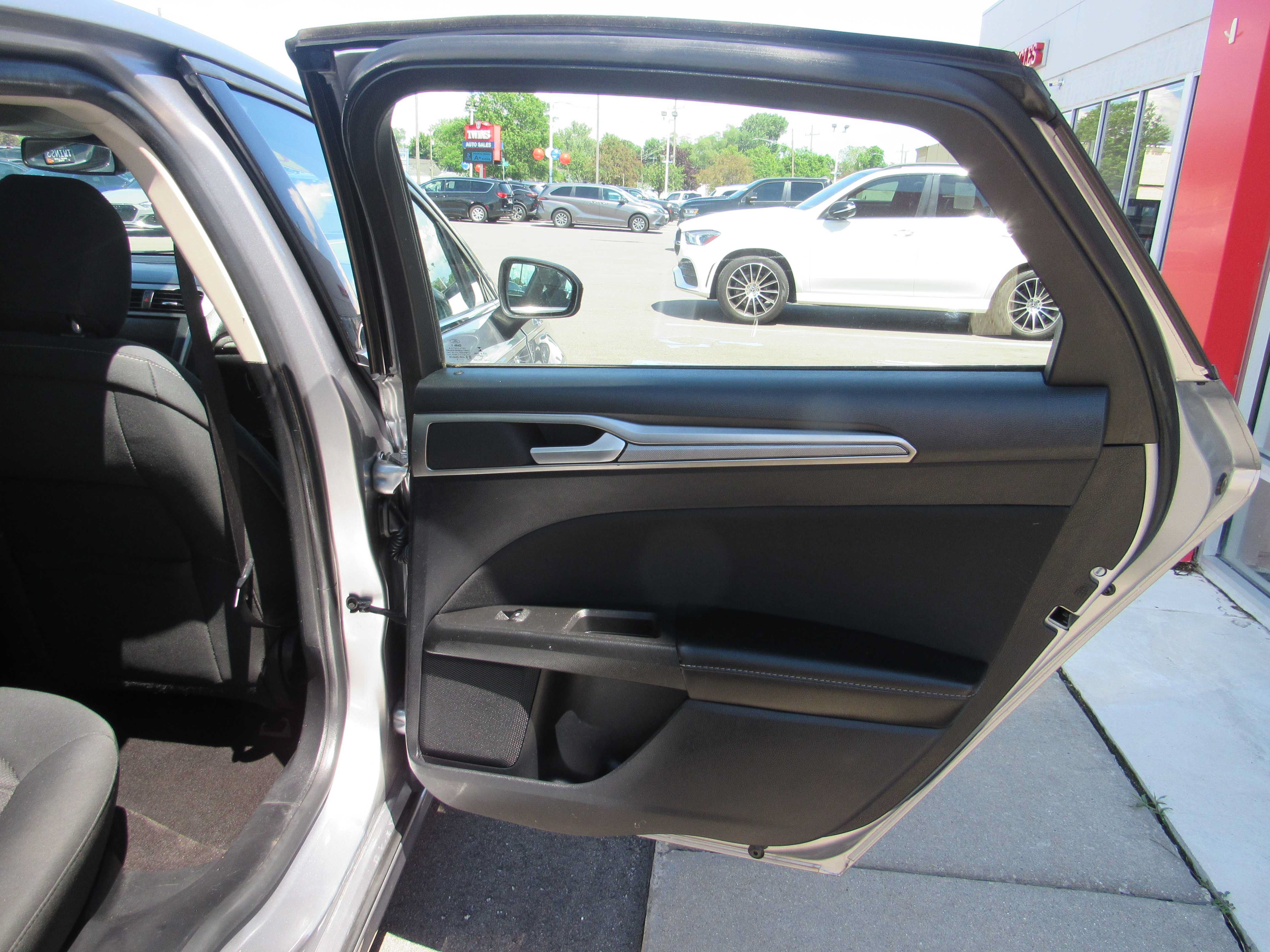 Used 2020 Ford Fusion SE FWD image 12