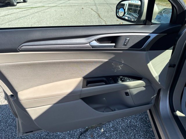 Used 2019 Ford Fusion SE FWD image 4