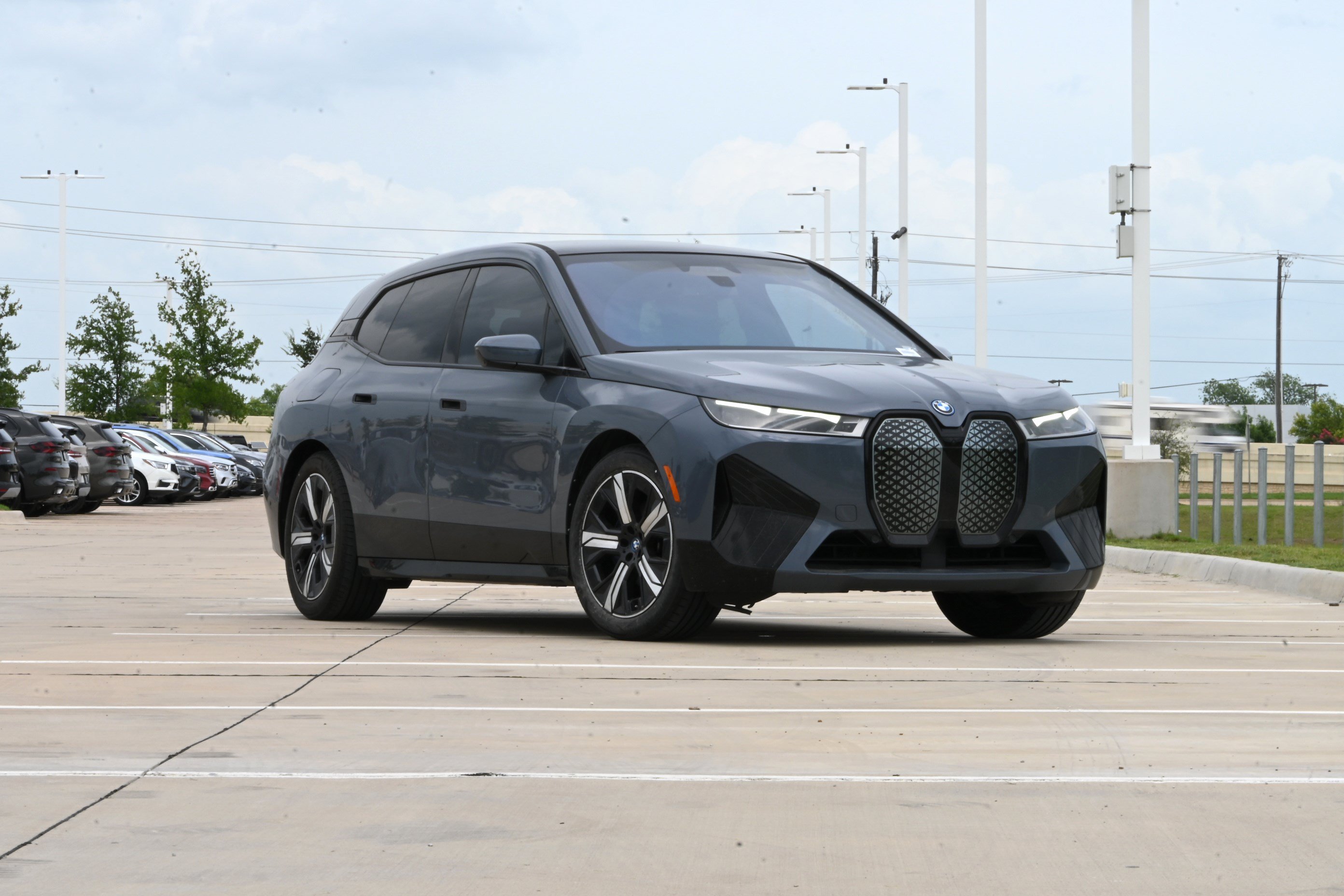 Used 2023 BMW iX xDrive50 w/ Premium Package AWD/4WD image 2