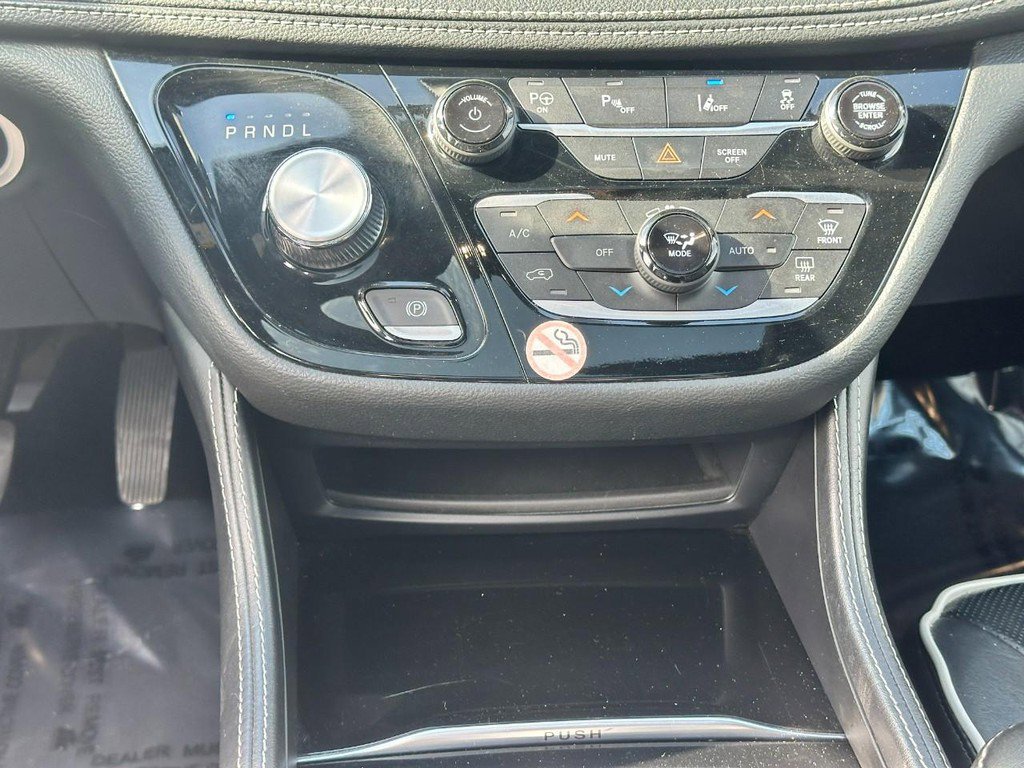Used 2024 Chrysler Pacifica Premium image 16