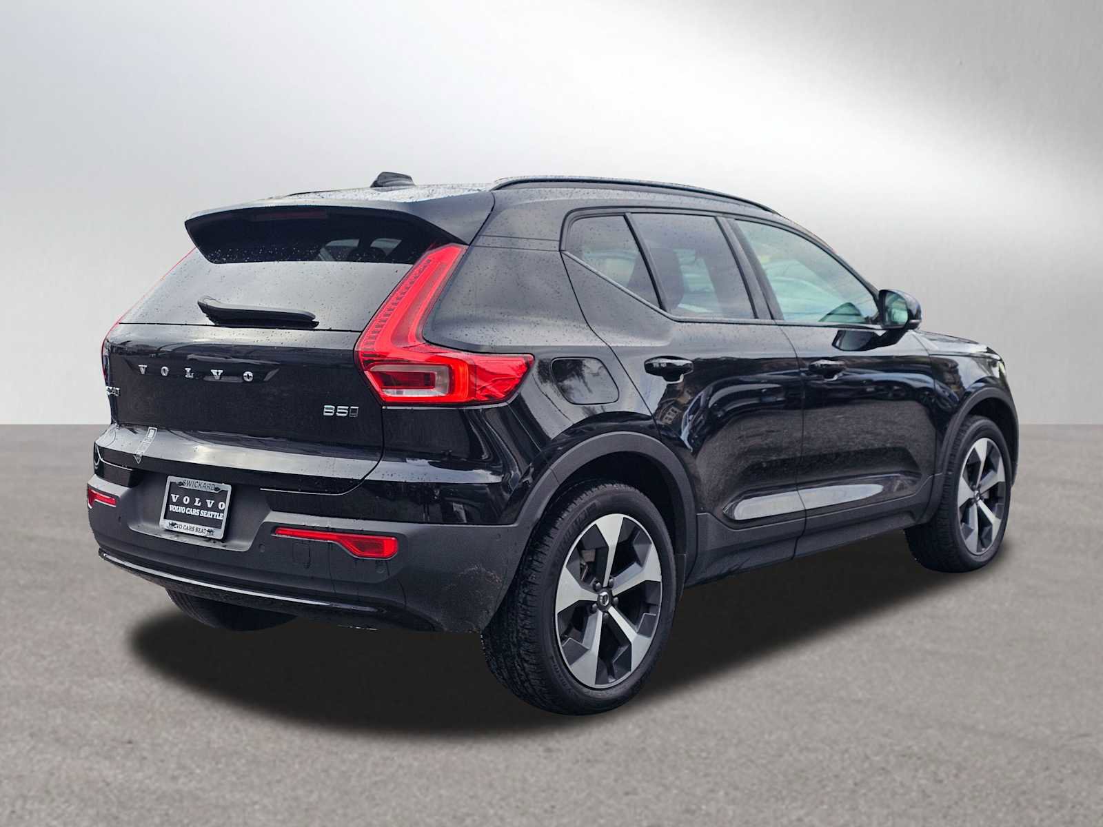 Certified 2025 Volvo XC40 B5 Plus w/ Protection Package Premier image 3