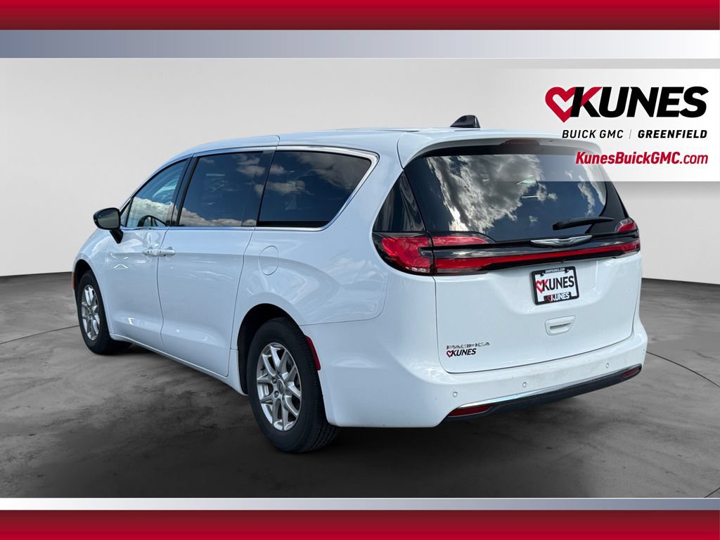 Used 2024 Chrysler Pacifica Touring-L FWD image 8