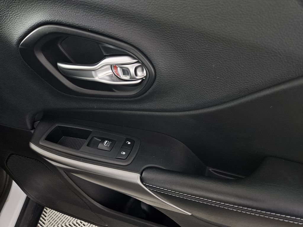Used 2019 Jeep Cherokee Latitude Plus FWD image 30