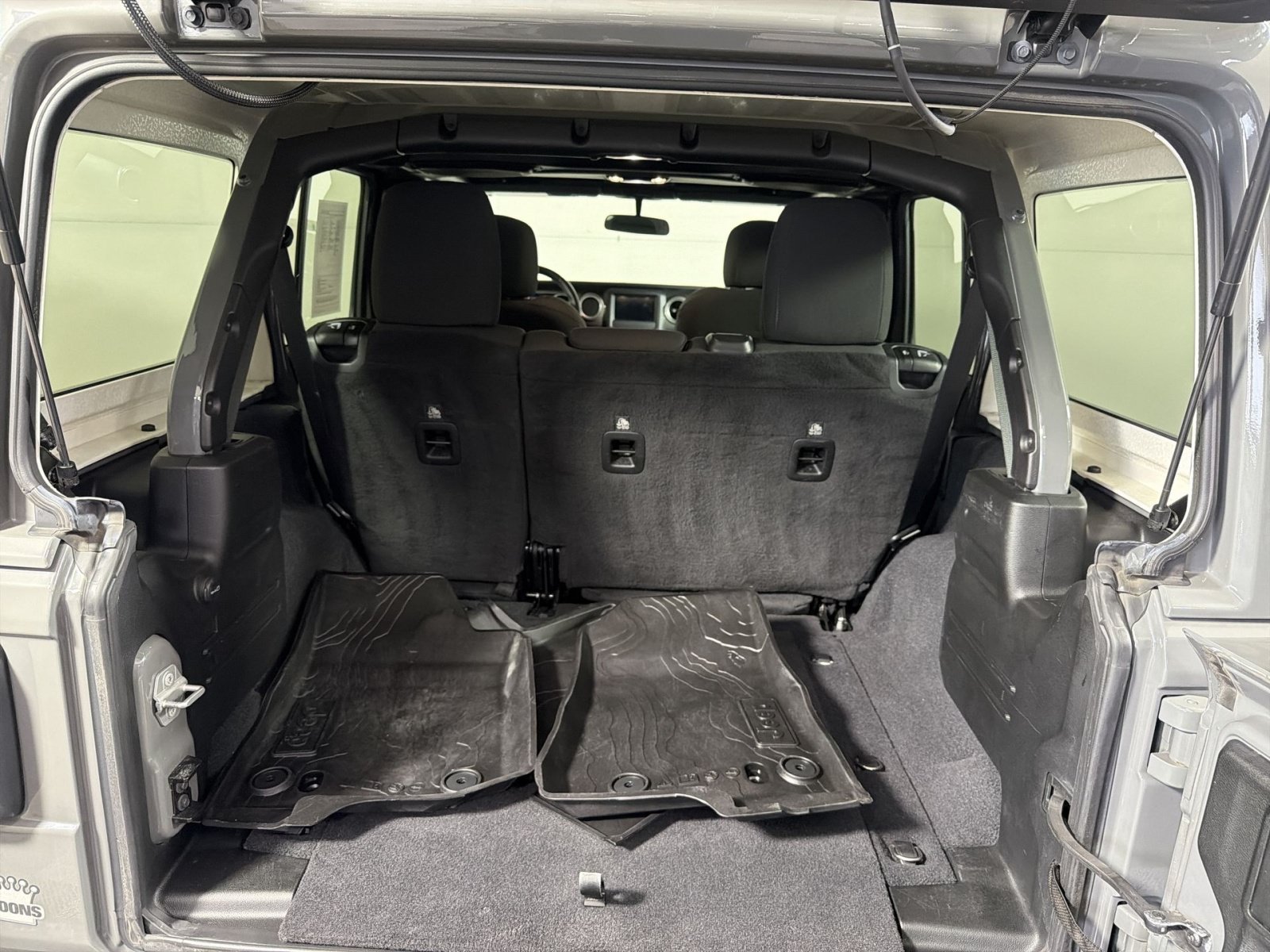 Used 2020 Jeep Wrangler Unlimited Sahara AWD/4WD image 32