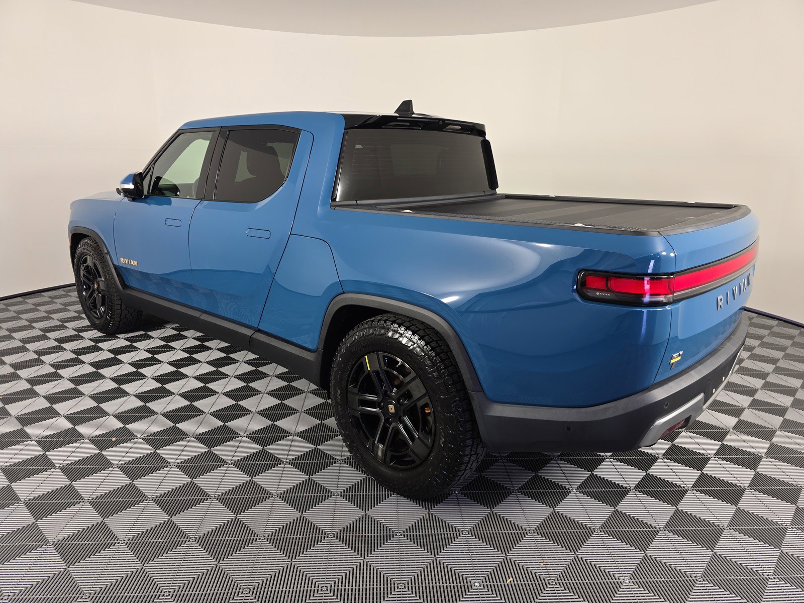 Used 2022 Rivian R1T Adventure image 3