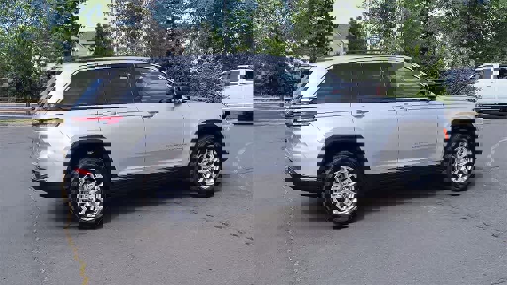 New 2025 Jeep Grand Cherokee Laredo X w/ Luxury Tech Group I image 9