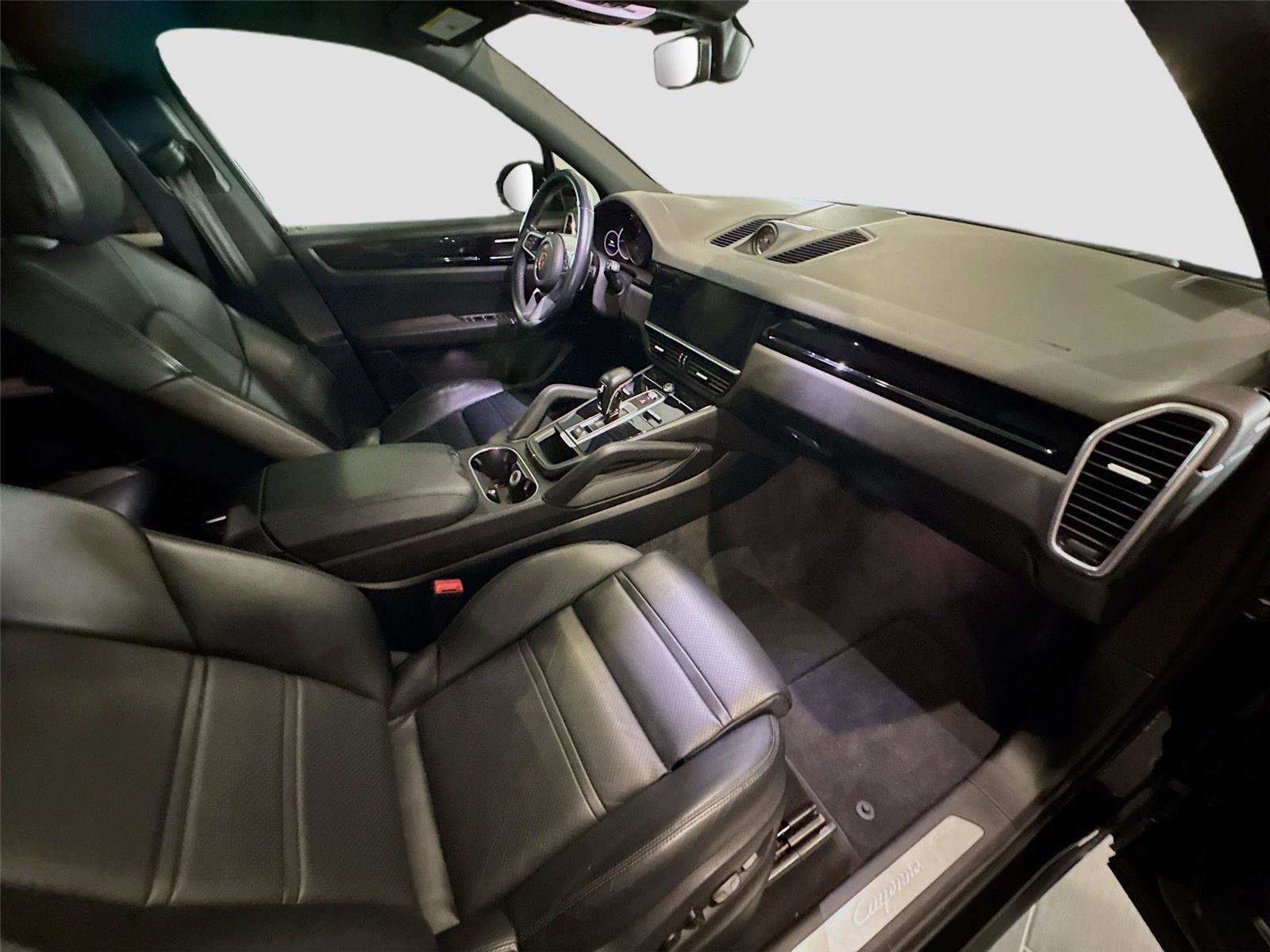 Used 2022 Porsche Cayenne image 16