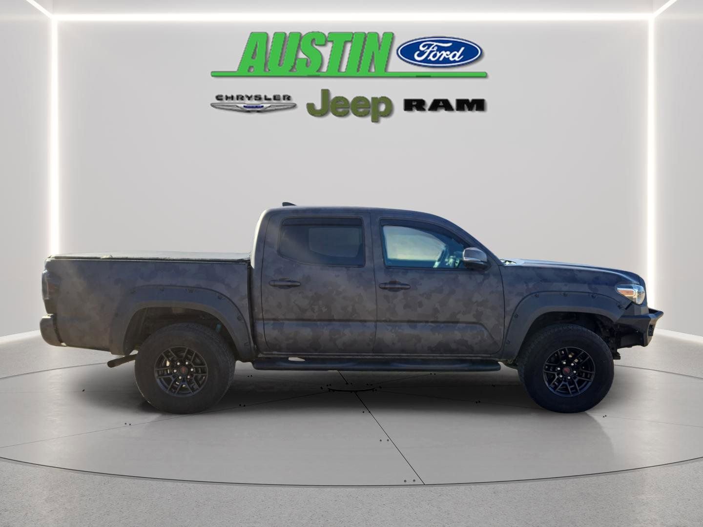 Used 2018 Toyota Tacoma TRD Off-Road w/ Technology Package image 12