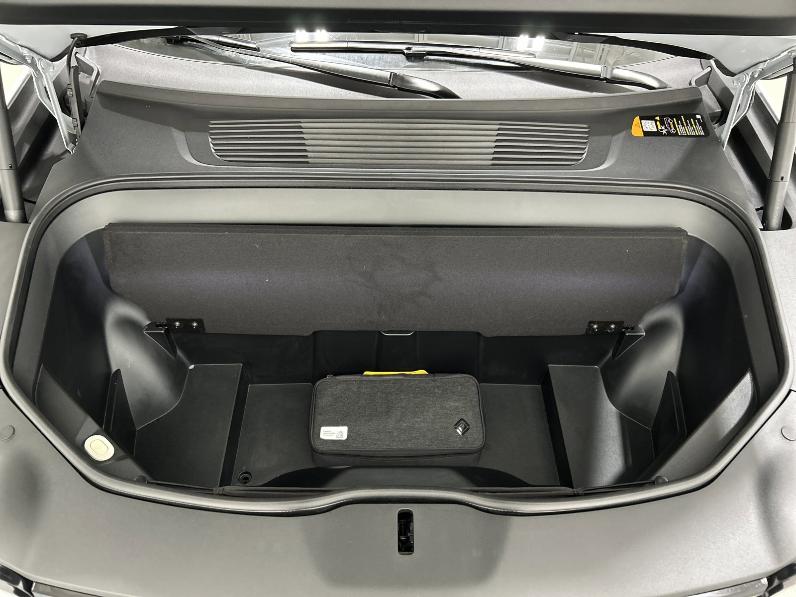 Used 2023 Rivian R1S Adventure AWD/4WD image 14