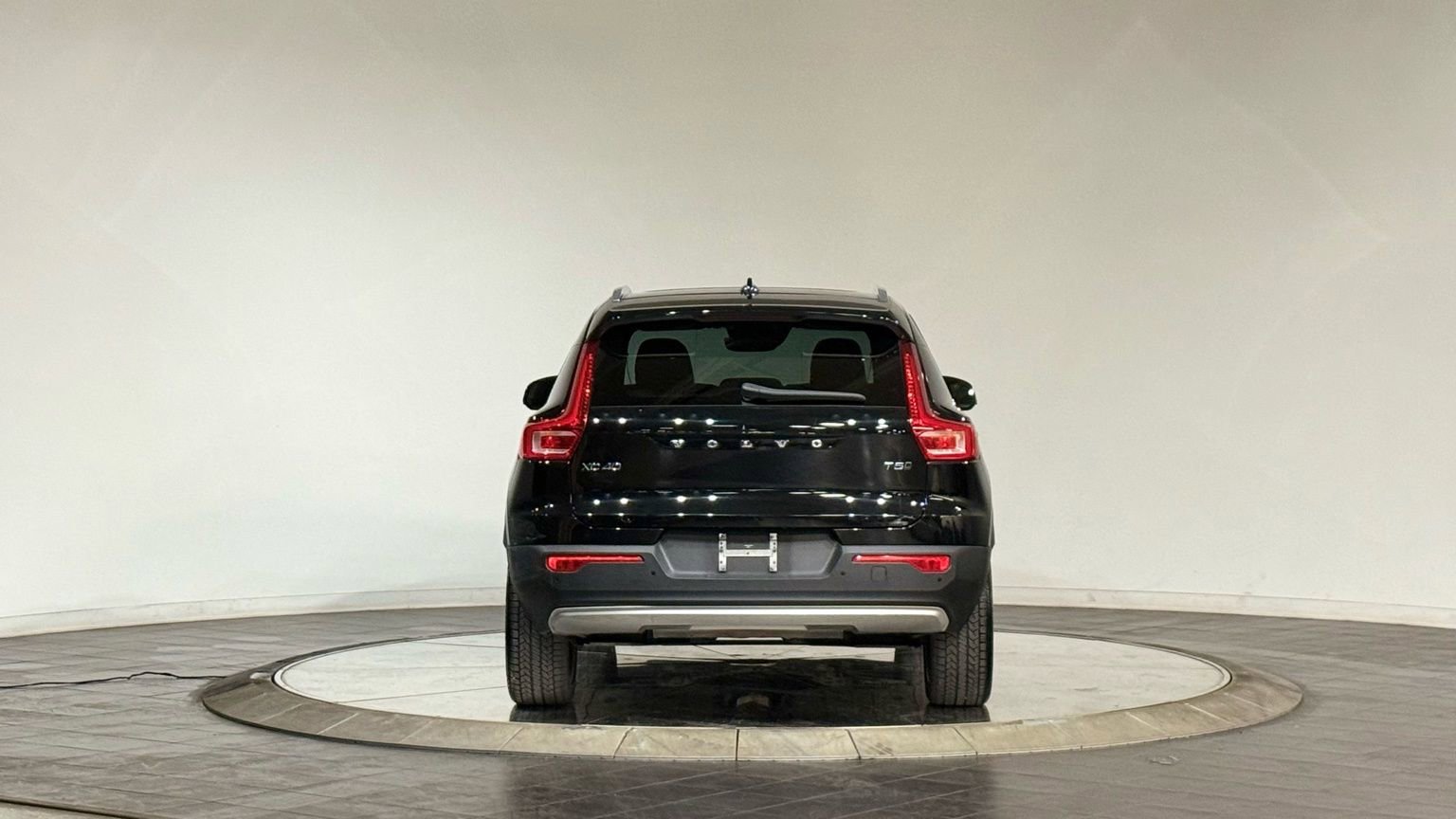 Used 2020 Volvo XC40 T5 Momentum image 8