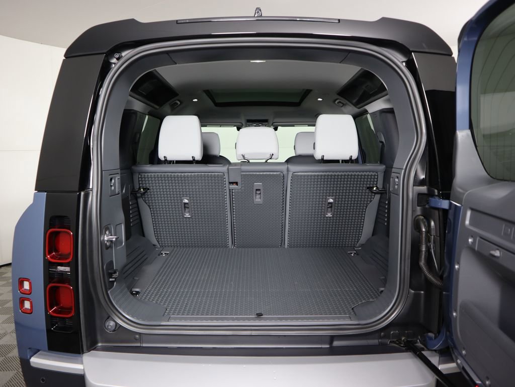 Used 2025 Land Rover Defender 110 S image 29