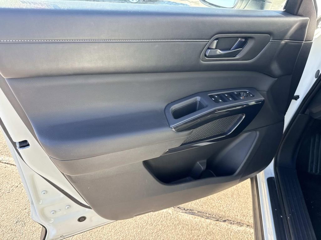 Used 2024 Nissan Pathfinder S image 16