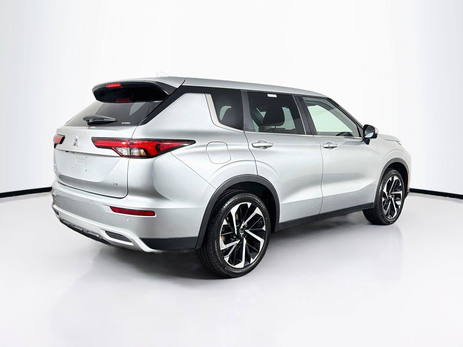 Used 2023 Mitsubishi Outlander SE AWD/4WD image 11