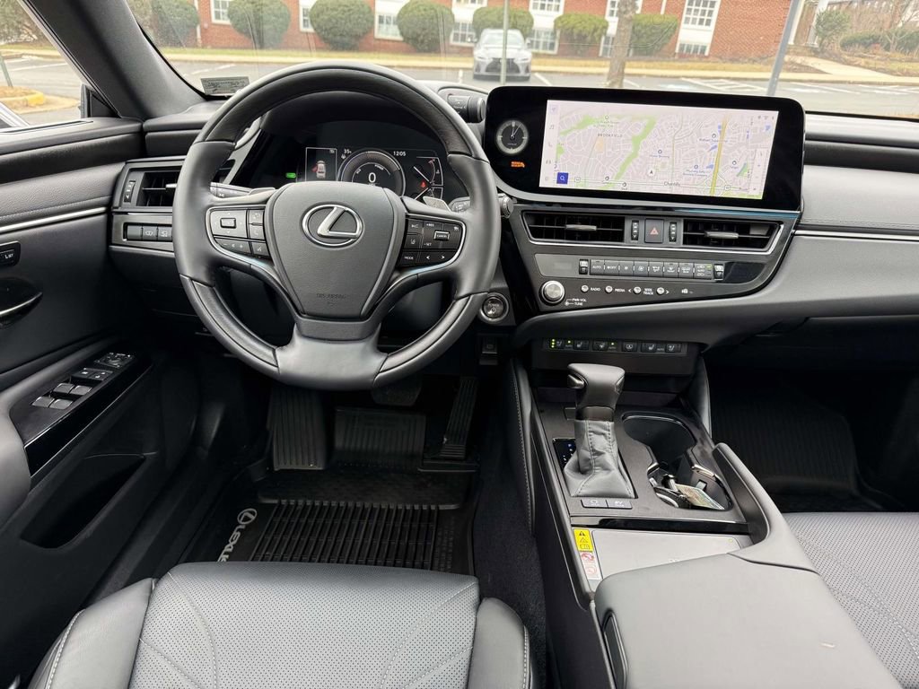 Used 2025 Lexus ES 300h w/ Luxury Package image 8