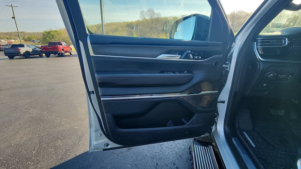 Used 2025 Jeep Grand Wagoneer L Series II Obsidian w/ Quick Order Packagew 28T AWD/4WD image 30