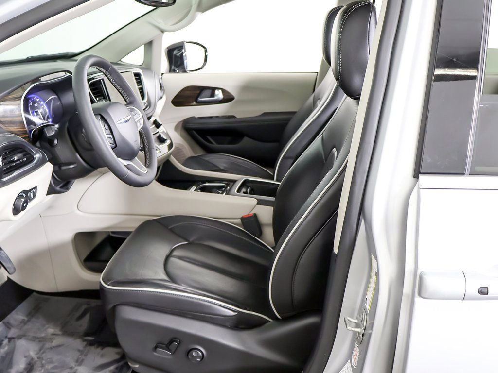 Used 2024 Chrysler Pacifica Limited image 35