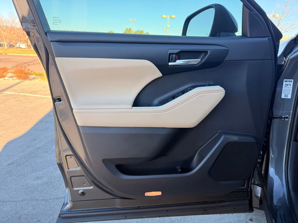 Used 2025 Toyota Highlander XLE image 10
