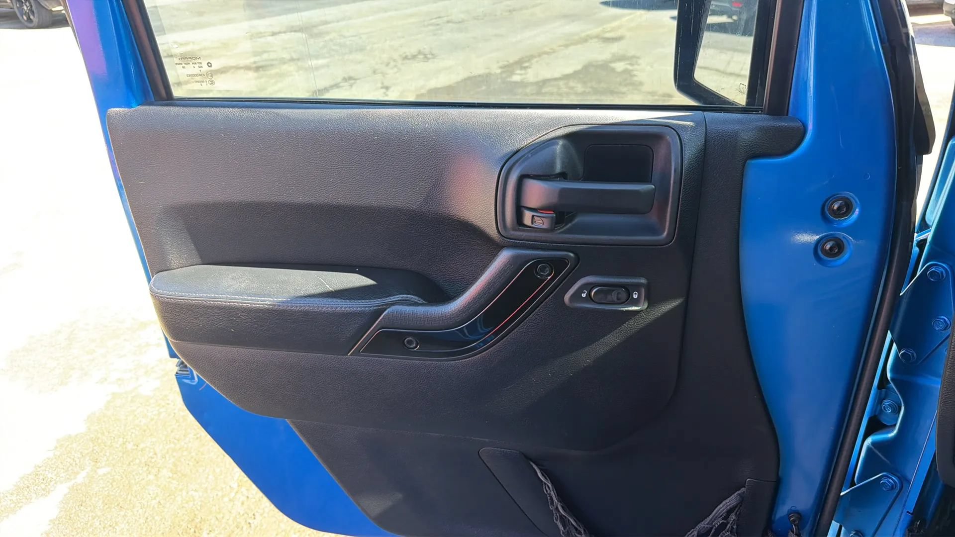 Used 2014 Jeep Wrangler Unlimited Sahara w/ Dual Top Group AWD/4WD image 34
